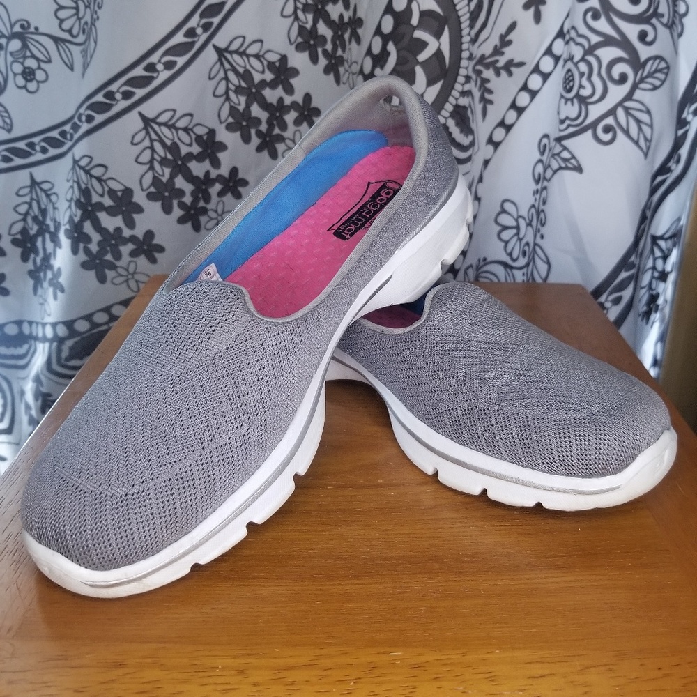Sketchers slip on yoga mat insole sneakers